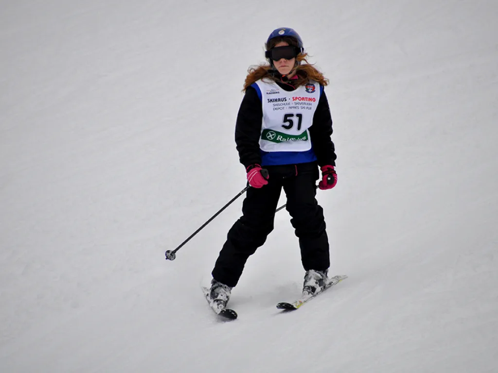 Skifahrerin mit Startnummer 51 auf der Rennstrecke.